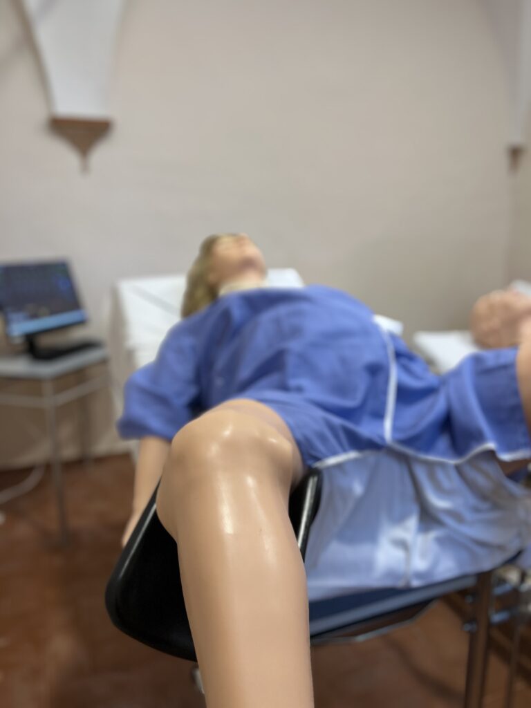 Manichino interattivo per la formazione di personale sanitario che riproduce una donna in posizione da parto/visita ginecologica